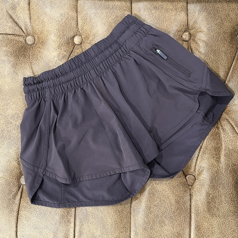 Lululemon tracker short in boysenberry size 6 4” inseam